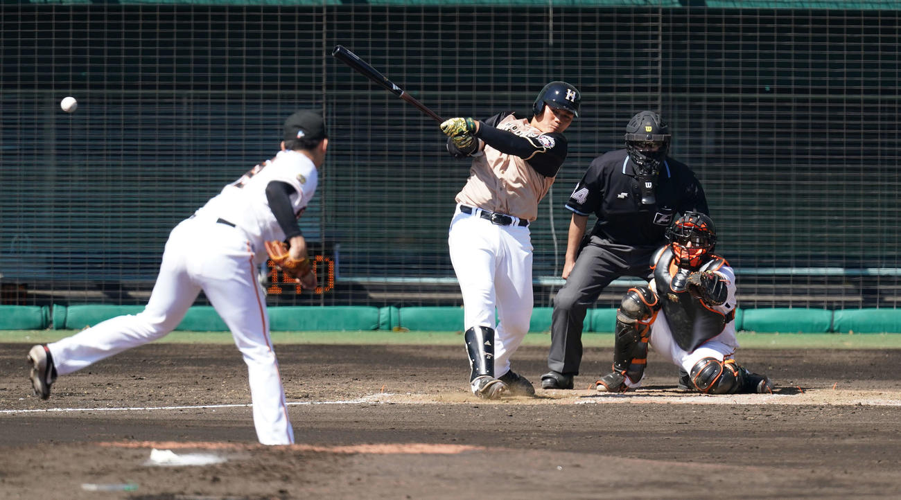 巨人対日本ハム　3回表日本ハム2死二塁、右前適時打を放つ清宮。投手横川（撮影・鈴木みどり）