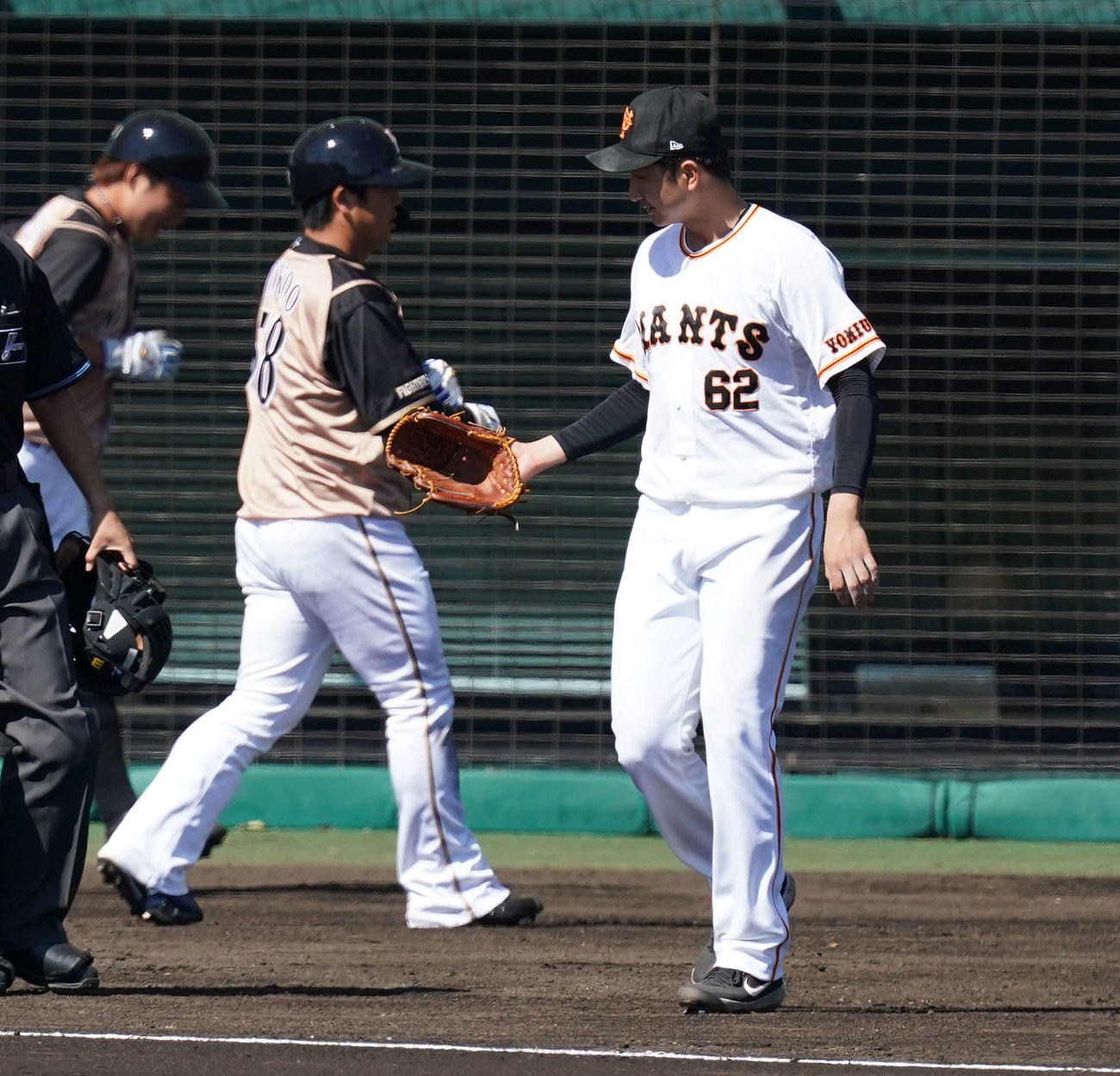 巨人対日本ハム　3回表日本ハム2死二塁、清宮に右前適時打を浴び浮かない表情の横川（撮影・鈴木みどり）