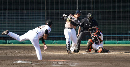 巨人対日本ハム　9回表日本ハム2死二塁、右前適時打を放つ清宮。投手高木（撮影・鈴木みどり）