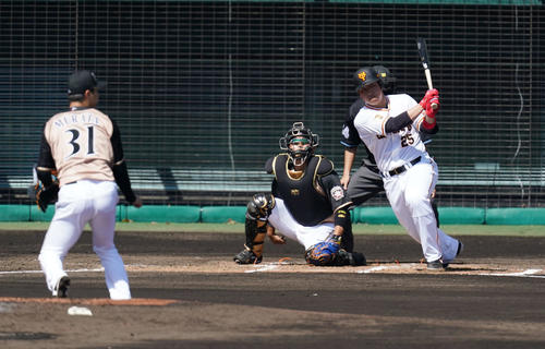 巨人対日本ハム　1回裏巨人2死二塁、空振り三振に倒れる岡本。投手村田（撮影・鈴木みどり）