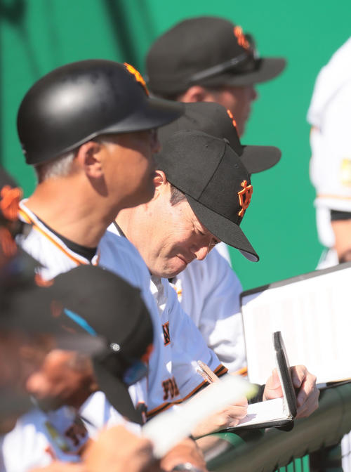 巨人対日本ハム　試合中、ベンチでメモを取る巨人桑田投手チーフコーチ補佐（中央）（撮影・足立雅史）