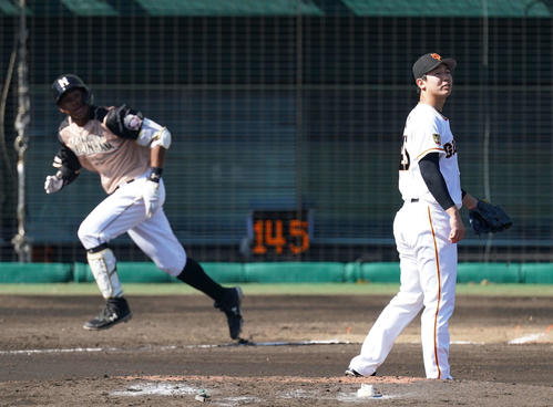 巨人対日本ハム　7回表日本ハム無死、万波に左越えソロ本塁打を浴びる畠（撮影・鈴木みどり）