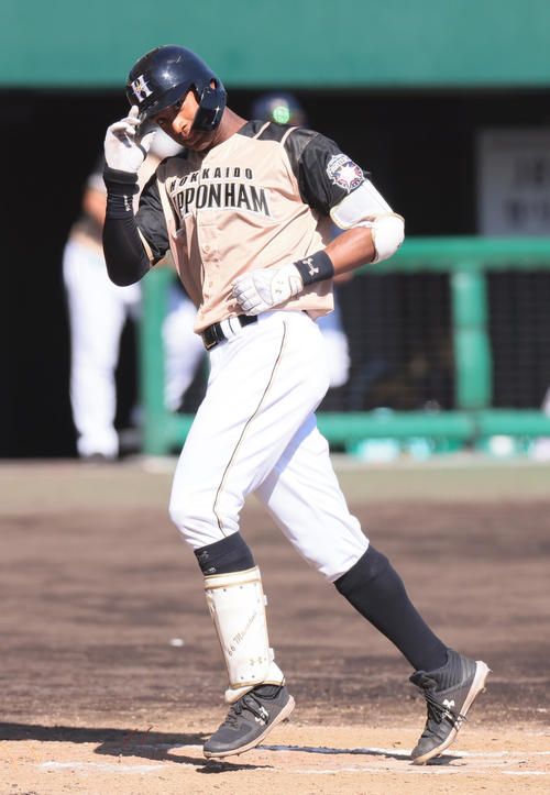 巨人対日本ハム　7回表日本ハム無死、万波は左越え本塁打を放つ（撮影・足立雅史）