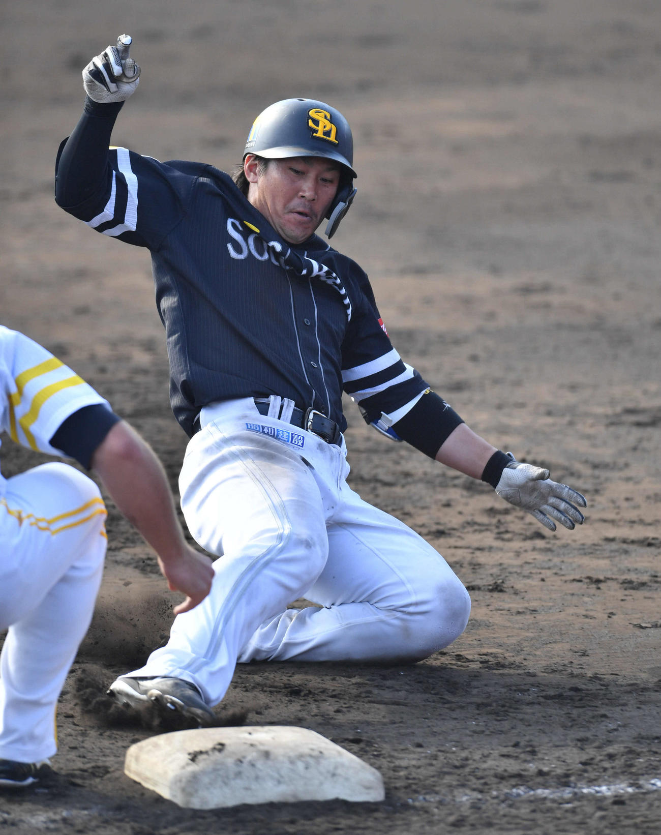 紅白戦　6回表紅組1死満塁、甲斐は左中間へ走者一掃の適時三塁打を放つ（撮影・岩下翔太