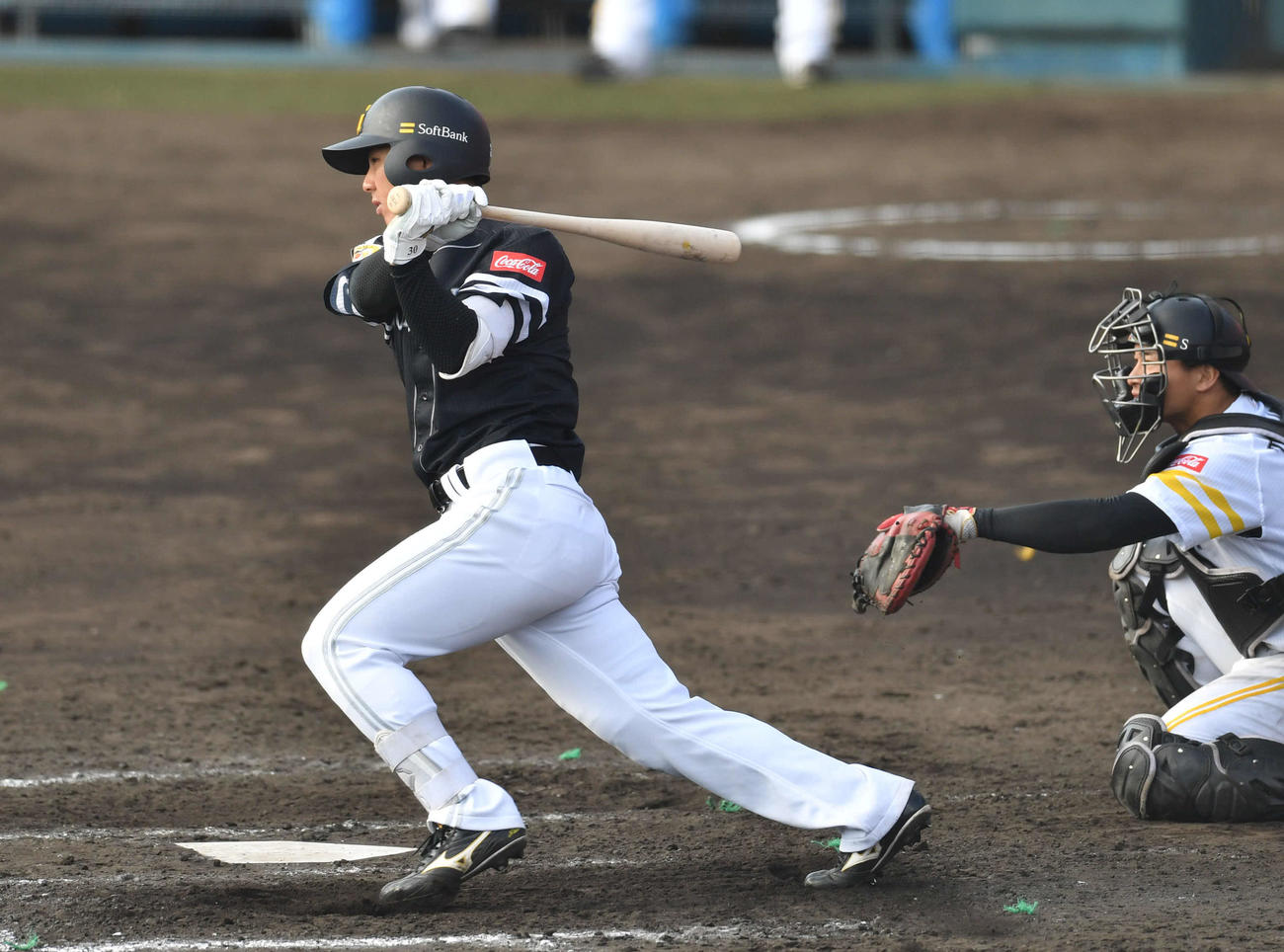 紅白戦　6回表紅組1死三塁、佐藤直は中前適時打を放つ（撮影・岩下翔太）