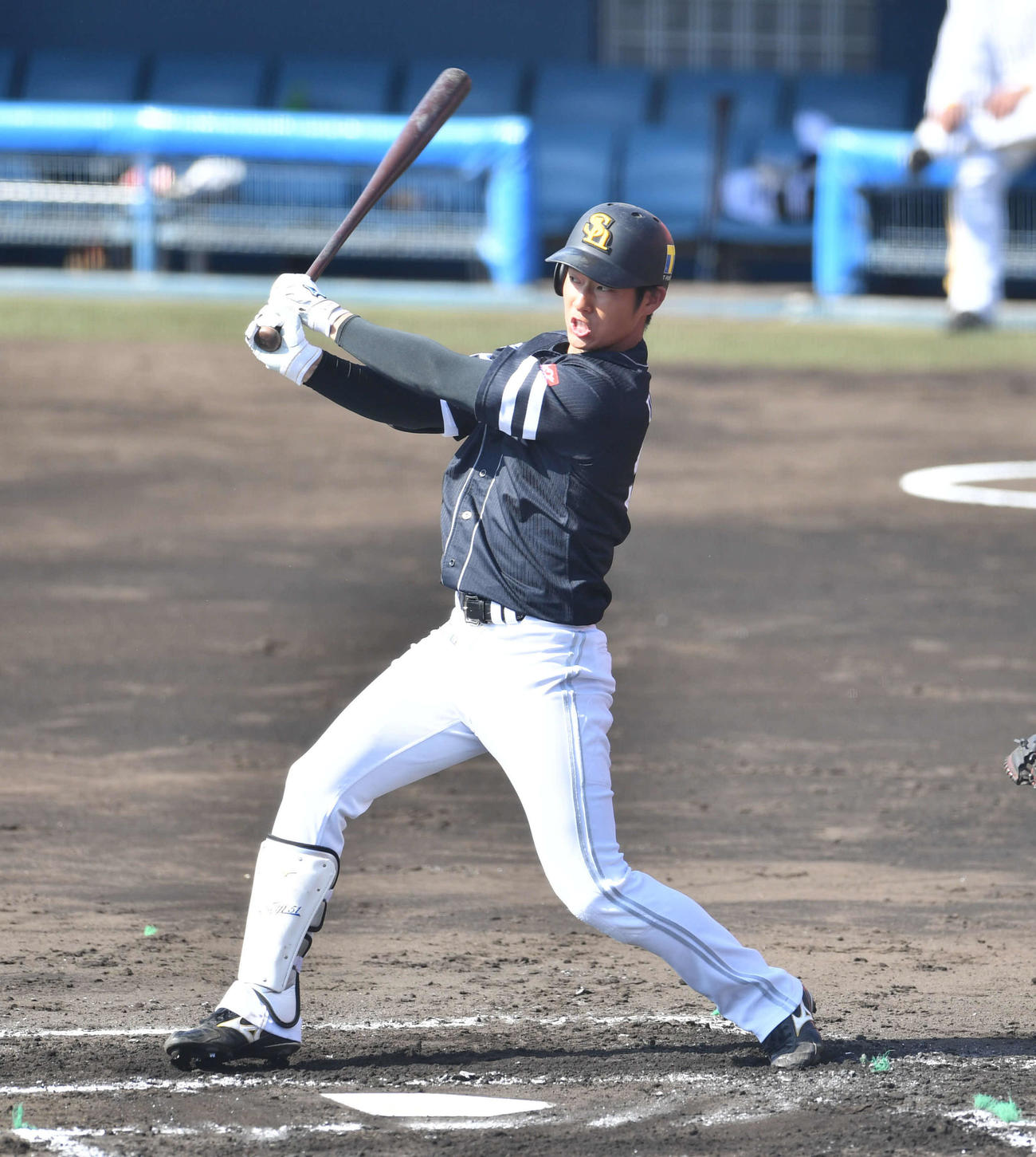 紅白戦　1回表紅組2死二、三塁、上林は中前2点適時打を放つ（撮影・岩下翔太）