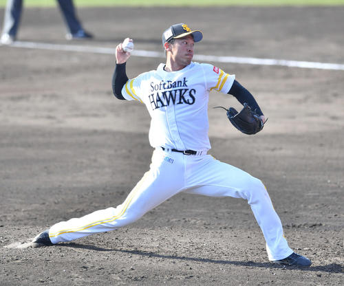 紅白戦　4回表より登板した白組3番手の岩崎（撮影・岩下翔太）