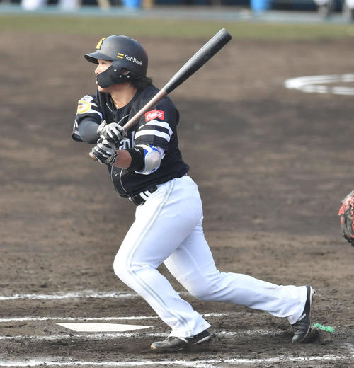 紅白戦　5回表紅組無死三塁、甲斐は左前適時打を放つ（撮影・岩下翔太）