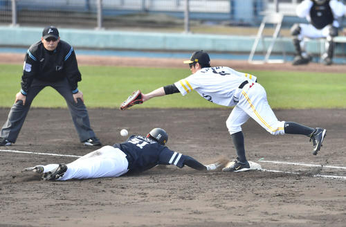 紅白戦　5回表紅組無死一塁、一塁走者・上林（左）へ尾形が投げたけん制が悪送球となり、一塁手の明石（右）が捕球できずにボールはファウルゾーンへと抜ける（撮影・岩下翔太）