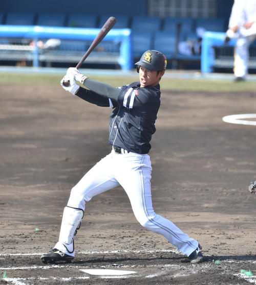 紅白戦　1回表紅組2死二、三塁、上林は中前2点適時打を放つ（撮影・岩下翔太）
