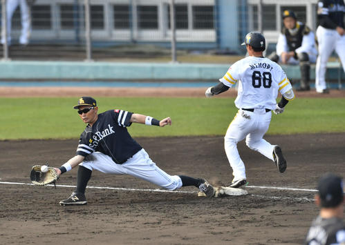 紅白戦　3回裏白組1死、三塁内野安打で出塁した三森（右）、左は一塁手の中村晃（撮影・岩下翔太）