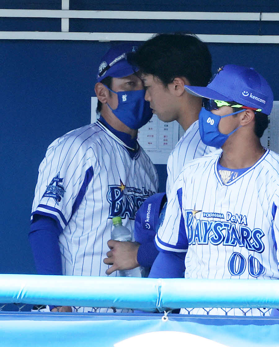 DeNA対ロッテ　登板を終え三浦監督（左）と話すDeNA入江（中央）（撮影・鈴木正人）