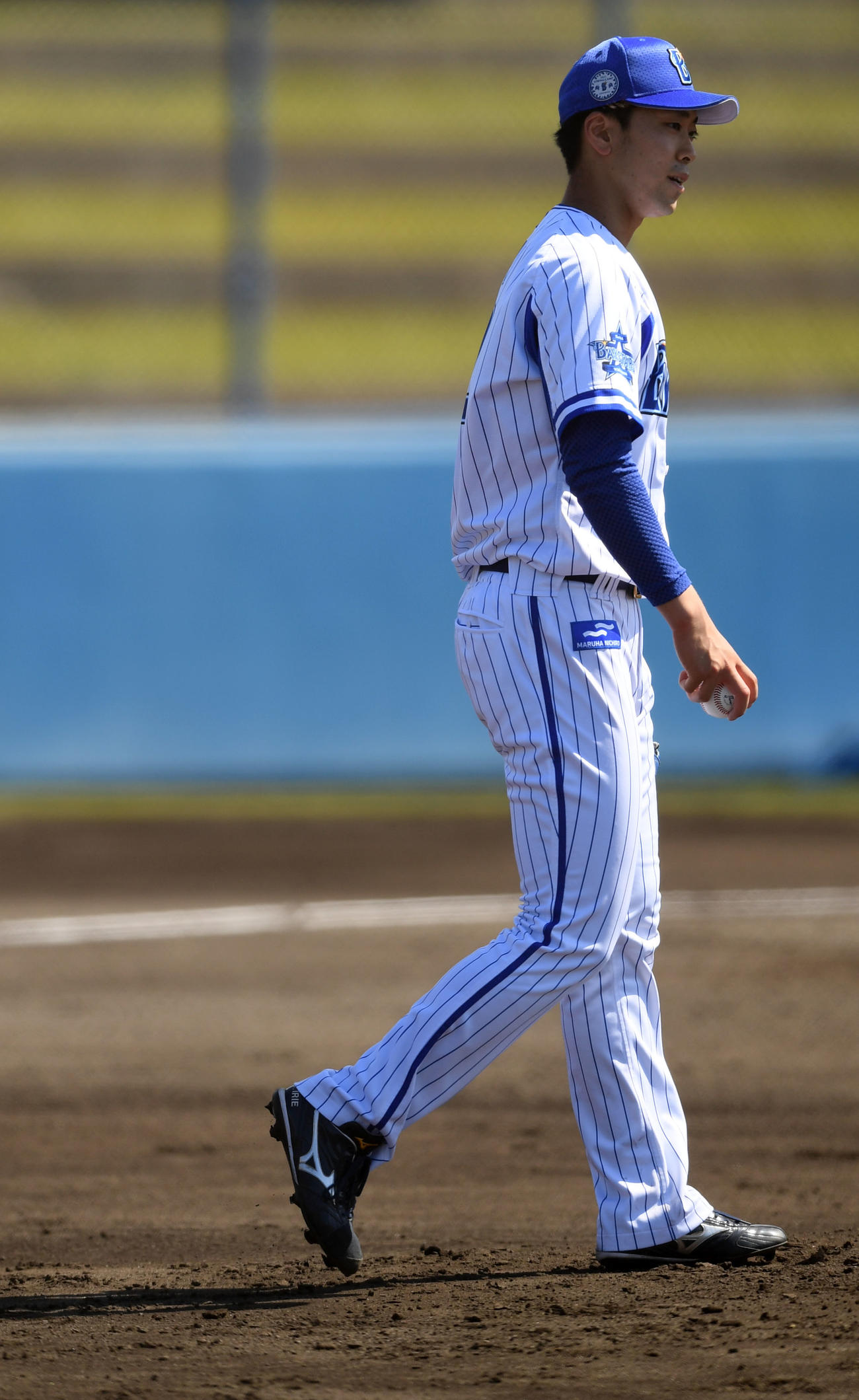 DeNA対ロッテ　2回表ロッテ1死一塁、吉田に左越え2点本塁打を浴び肩を落とす入江（撮影・横山健太）