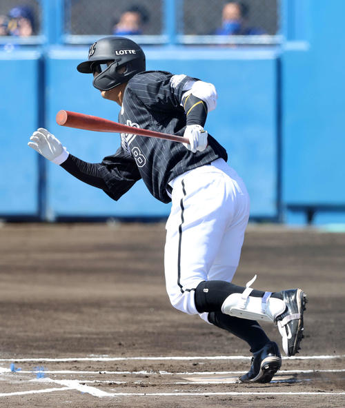 DeNA対ロッテ 1回表ロッテ1死二塁、中村奨は左前適時打を放つ(撮影・鈴木正人)