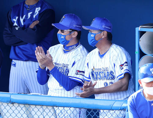 DeNA対ロッテ 9回裏DeNA1死一、三塁、関根の右前適時打に拍手する三浦監督(左)。右は青山ヘッドコーチ(撮影・鈴木正人)