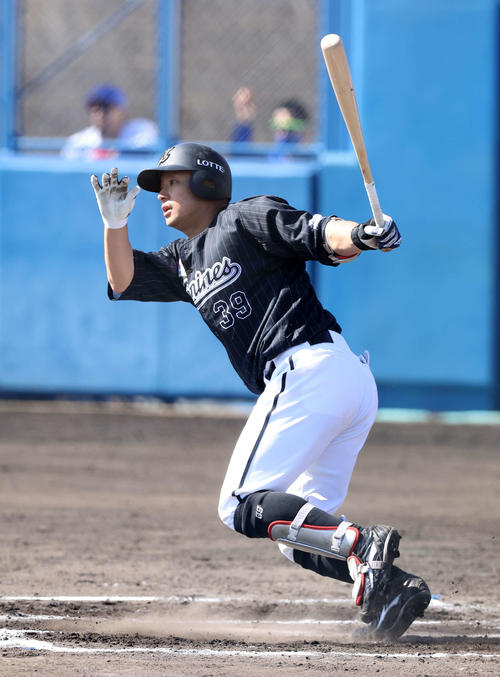 DeNA対ロッテ 6回表ロッテ2死満塁、吉田は左前適時打を放つ(撮影・鈴木正人)