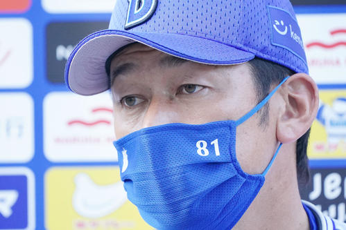 DeNA対ロッテ 試合を終え、取材に応じるDeNA三浦監督(撮影・横山健太)