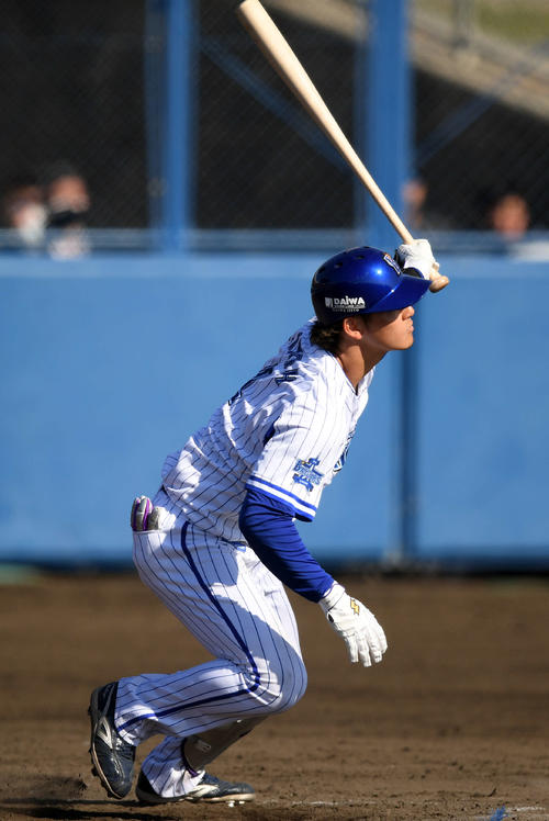 DeNA対ロッテ 8回裏DeNA2死二塁、左中間へ適時三塁打を放つ伊藤裕(撮影・横山健太)