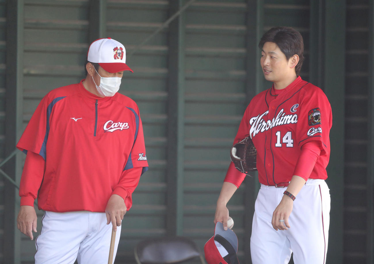ブルペンで投球を終え、広島佐々岡監督（左）と言葉を交わす大瀬良（撮影・前田充）