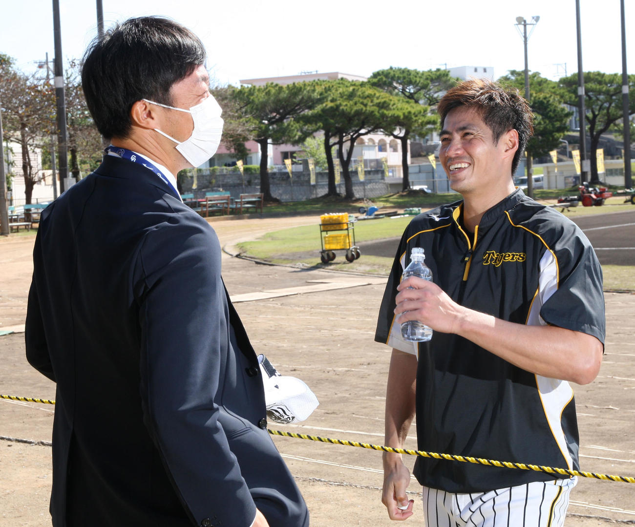 元中日・吉見一起氏（左）と笑顔で話すチェン・ウェイン（撮影・上山淳一）