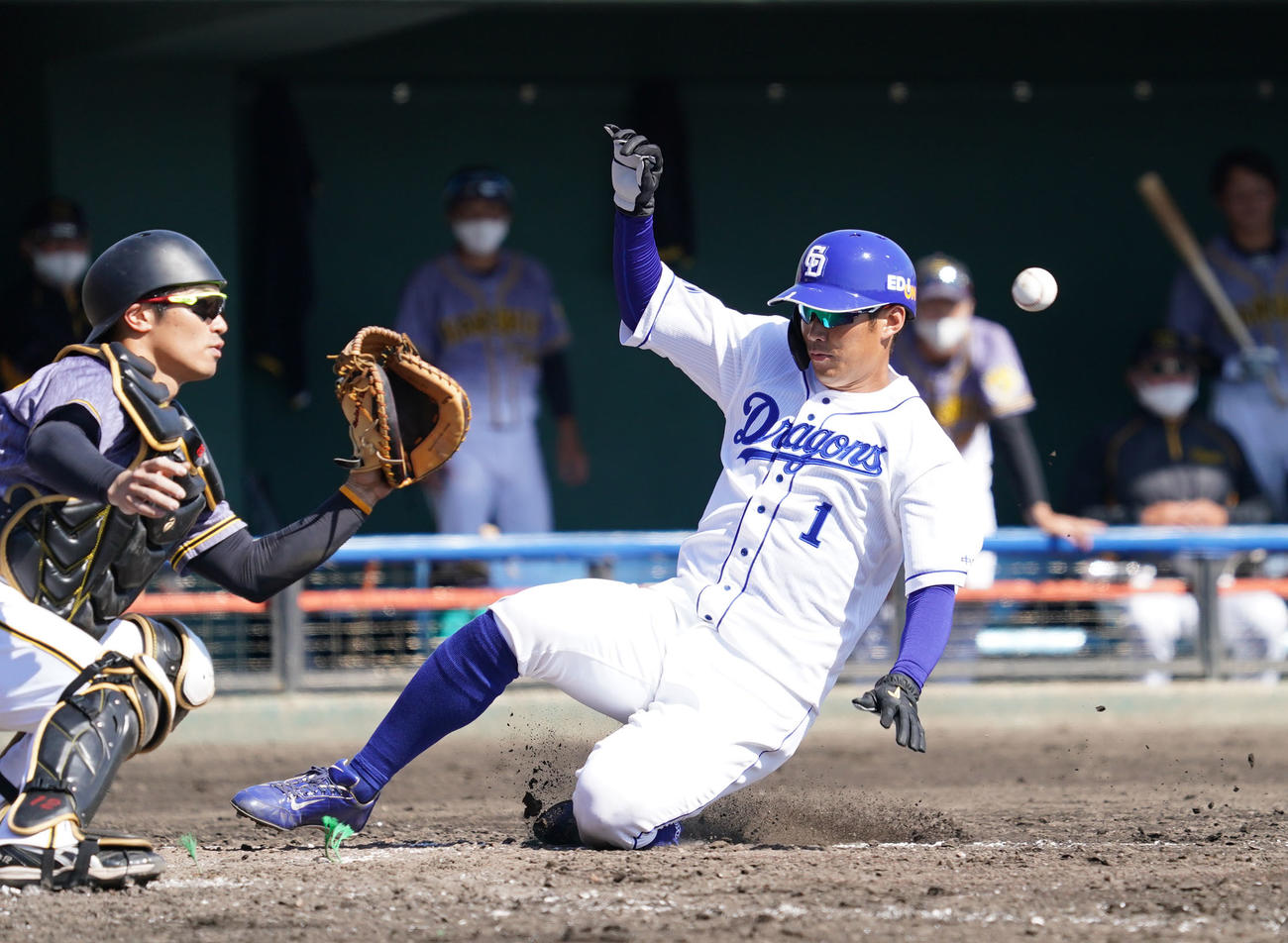 福留孝介の右犠飛で生還する京田陽太（撮影・森本幸一）