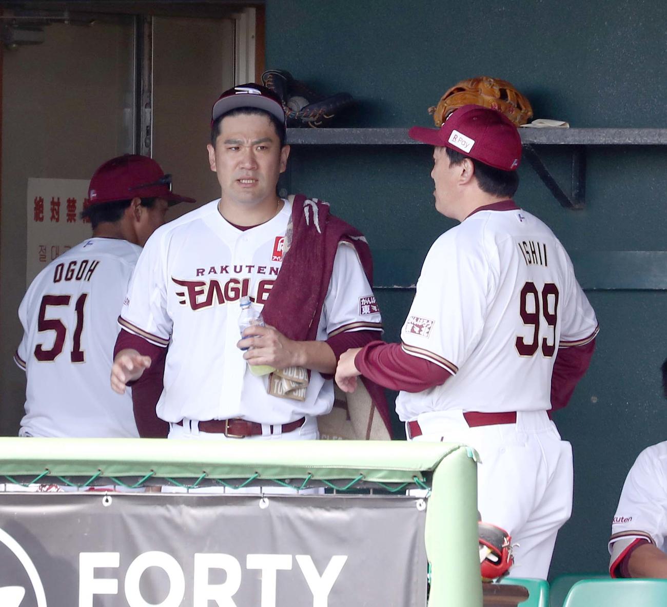 練習試合　楽天対日本ハム　2回を投げ終え、石井監督（右）と話す田中将（撮影・黒川智章）