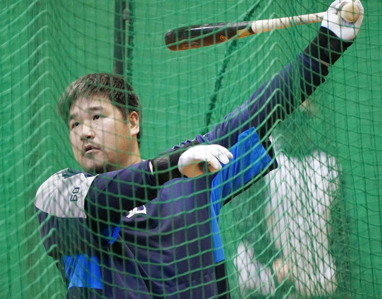 室内練習場で別メニューのマシン打撃をする西武中村（撮影・滝沢徹郎）