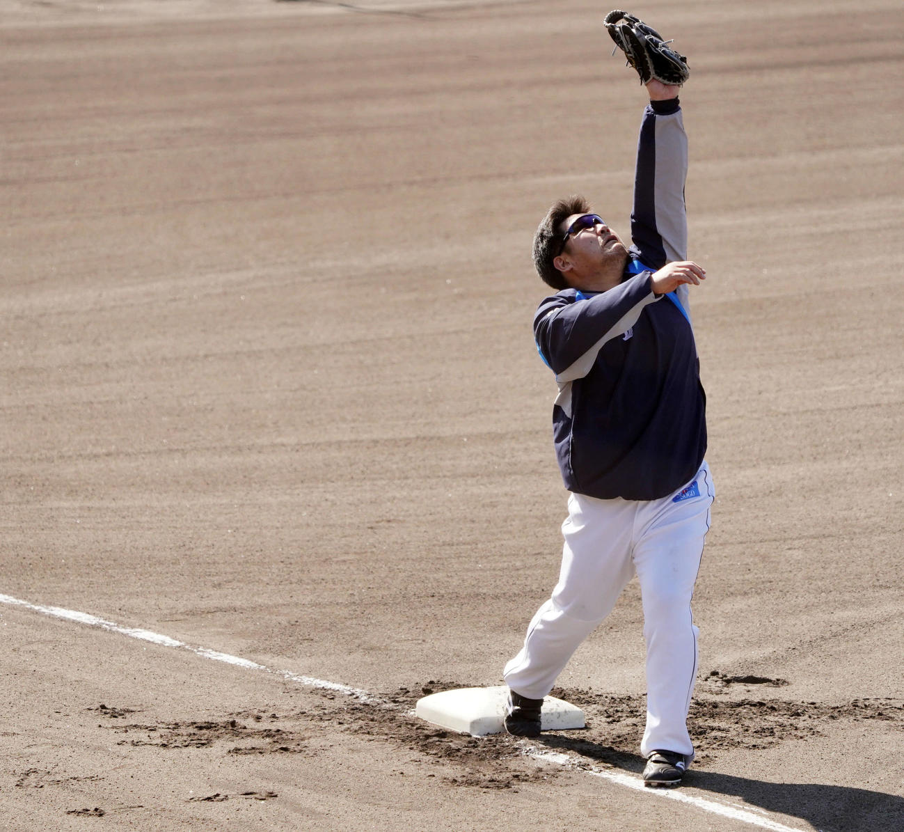 投内連係する西武中村（撮影・滝沢徹郎）