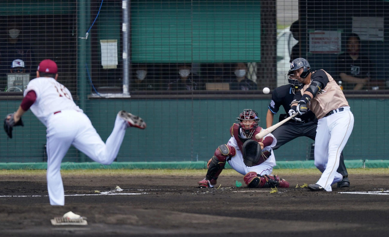 楽天対日本ハム　1回表日本ハム1死一、二塁、先制3点本塁打を放つ中田。投手田中将（撮影・江口和貴）