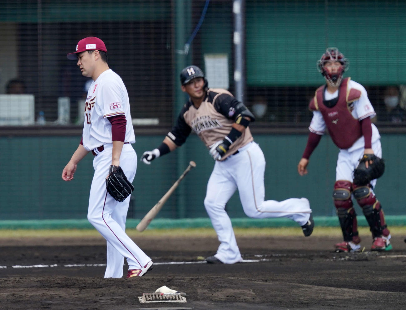 楽天対日本ハム　1回表日本ハム1死一、二塁、中田（中央）に先制3点本塁打を浴びる田中将（撮影・江口和貴）
