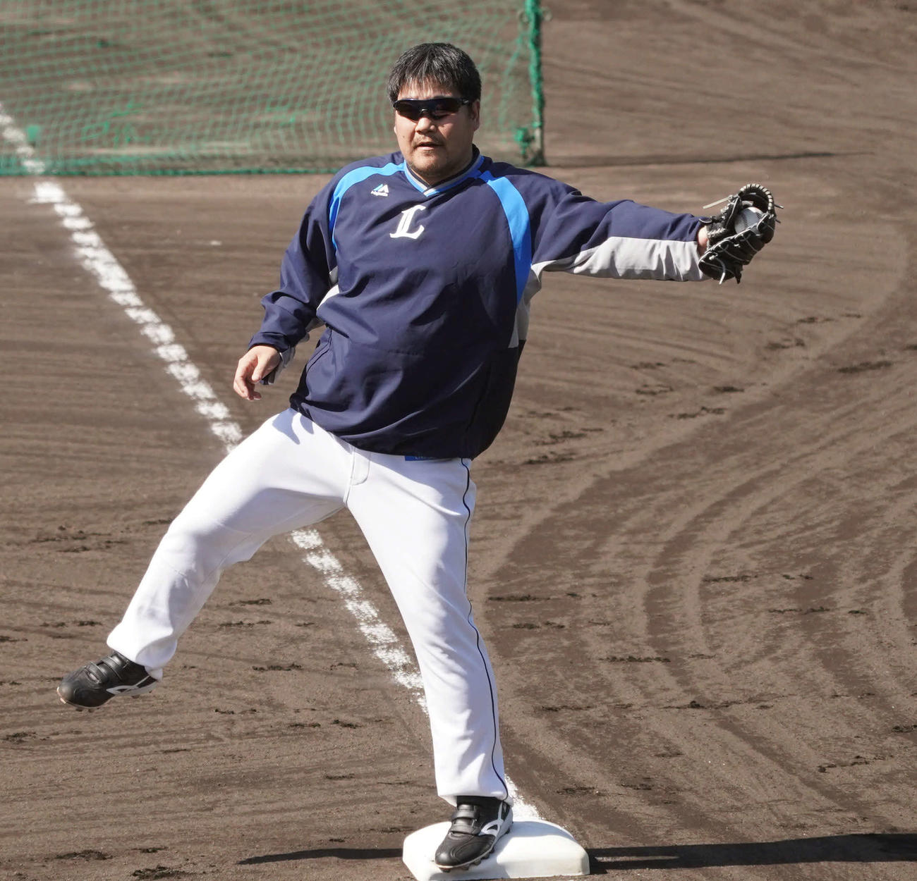 投内連係の練習をする西武中村（撮影・滝沢徹郎）