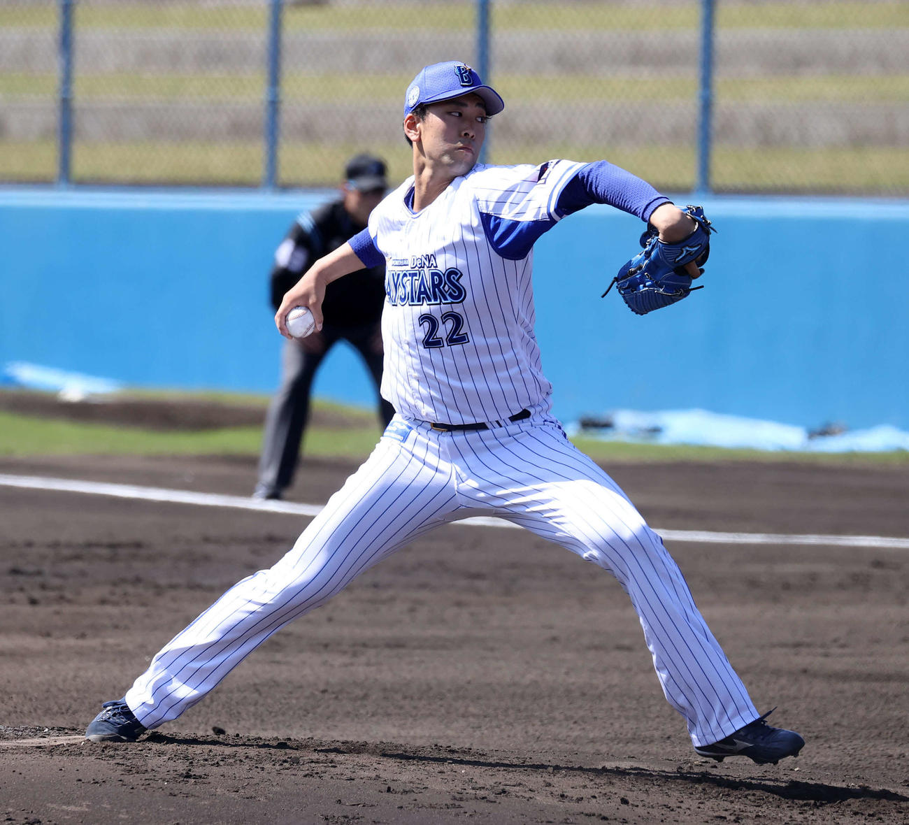 DeNA対ロッテ　先発し力投するDeNA入江（撮影・鈴木正人）