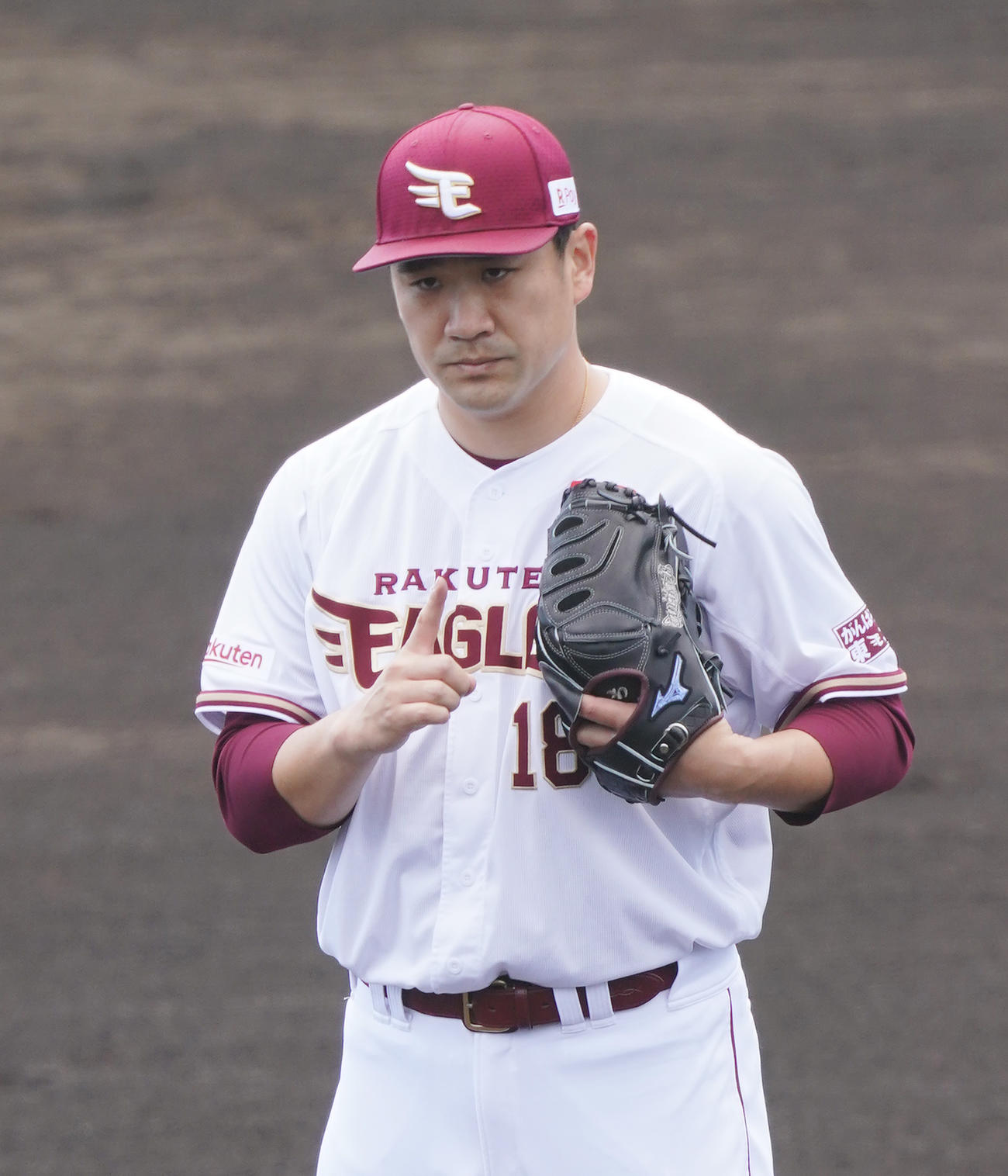 日本ハムとの国内復帰戦で投球の合間にポーズをとる楽天田中将（撮影・菅敏）