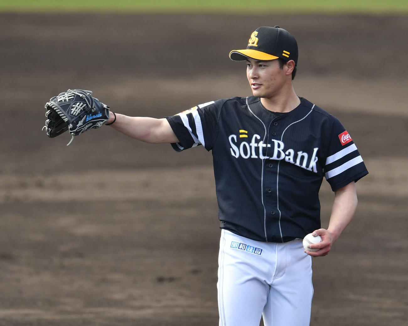 紅白戦　2回裏白組1死、長谷川の遊ゴロを好守した川瀬に向けてグラブを突き出す笠谷（撮影・岩下翔太）