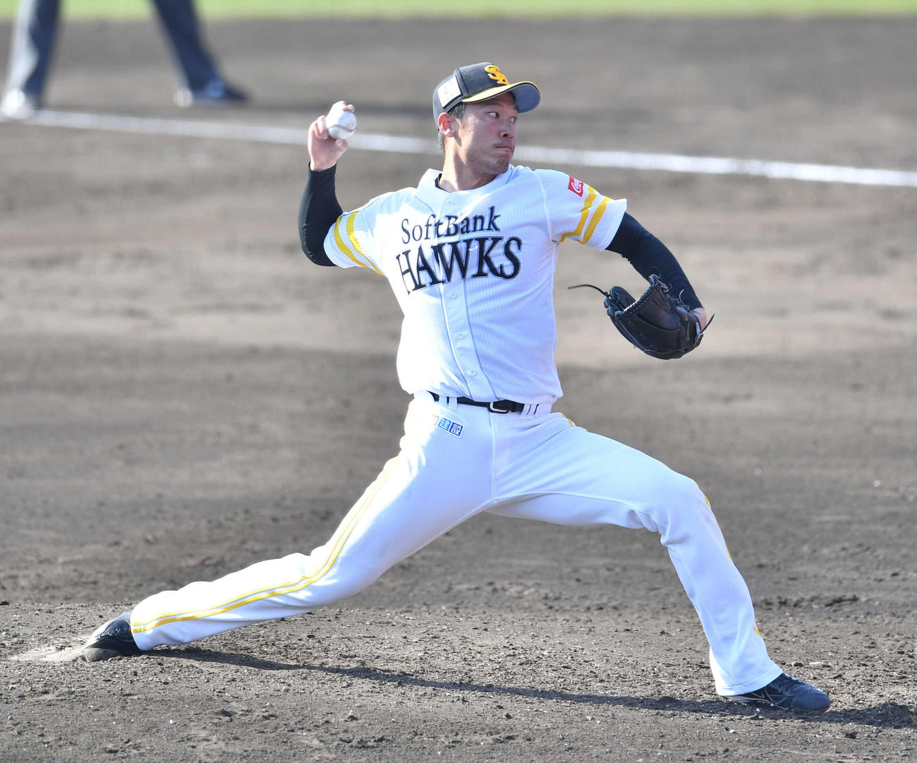 紅白戦　4回表より登板した白組3番手の岩崎（撮影・岩下翔太）