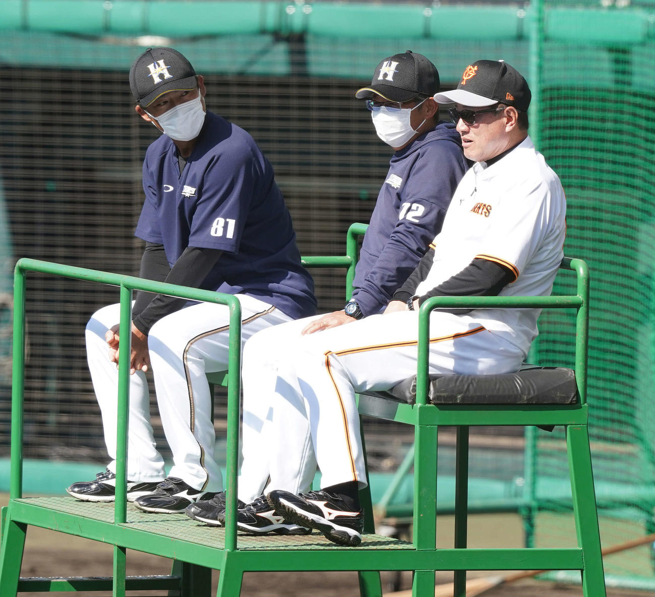 練習試合前、談笑する巨人原監督（右）、日本ハム原田2軍監督（中央）、小笠原ヘッドコーチ（撮影・鈴木みどり）