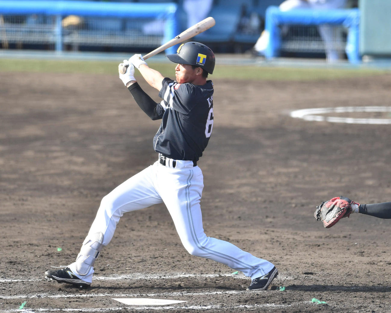 紅白戦　5回表紅組1死三塁、釜元は右越え適時三塁打を放つ（撮影・岩下翔太）