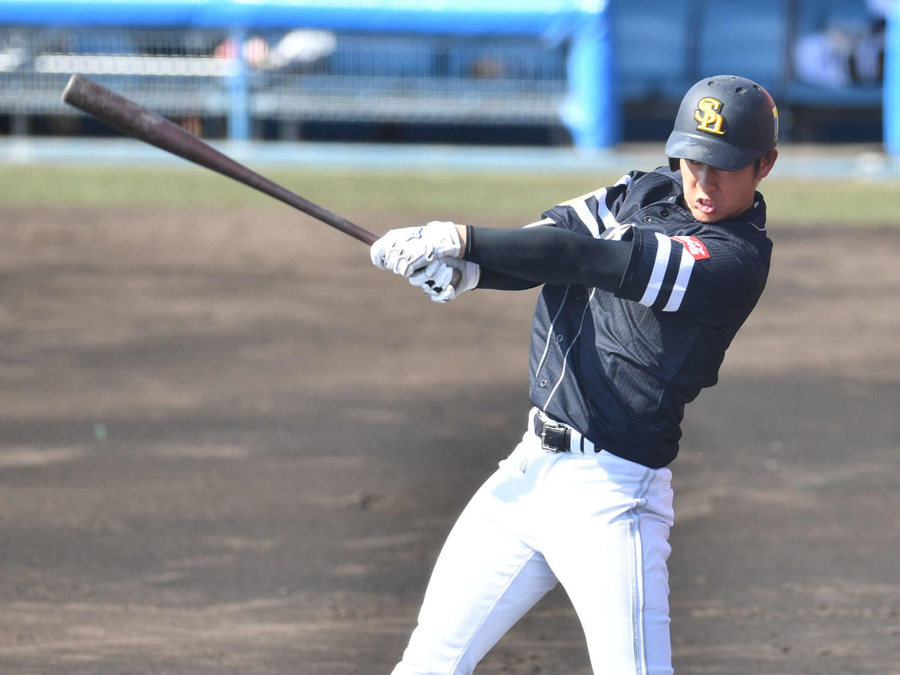 紅白戦　1回表紅組2死二、三塁、上林は中前2点適時打を放つ（撮影・岩下翔太）