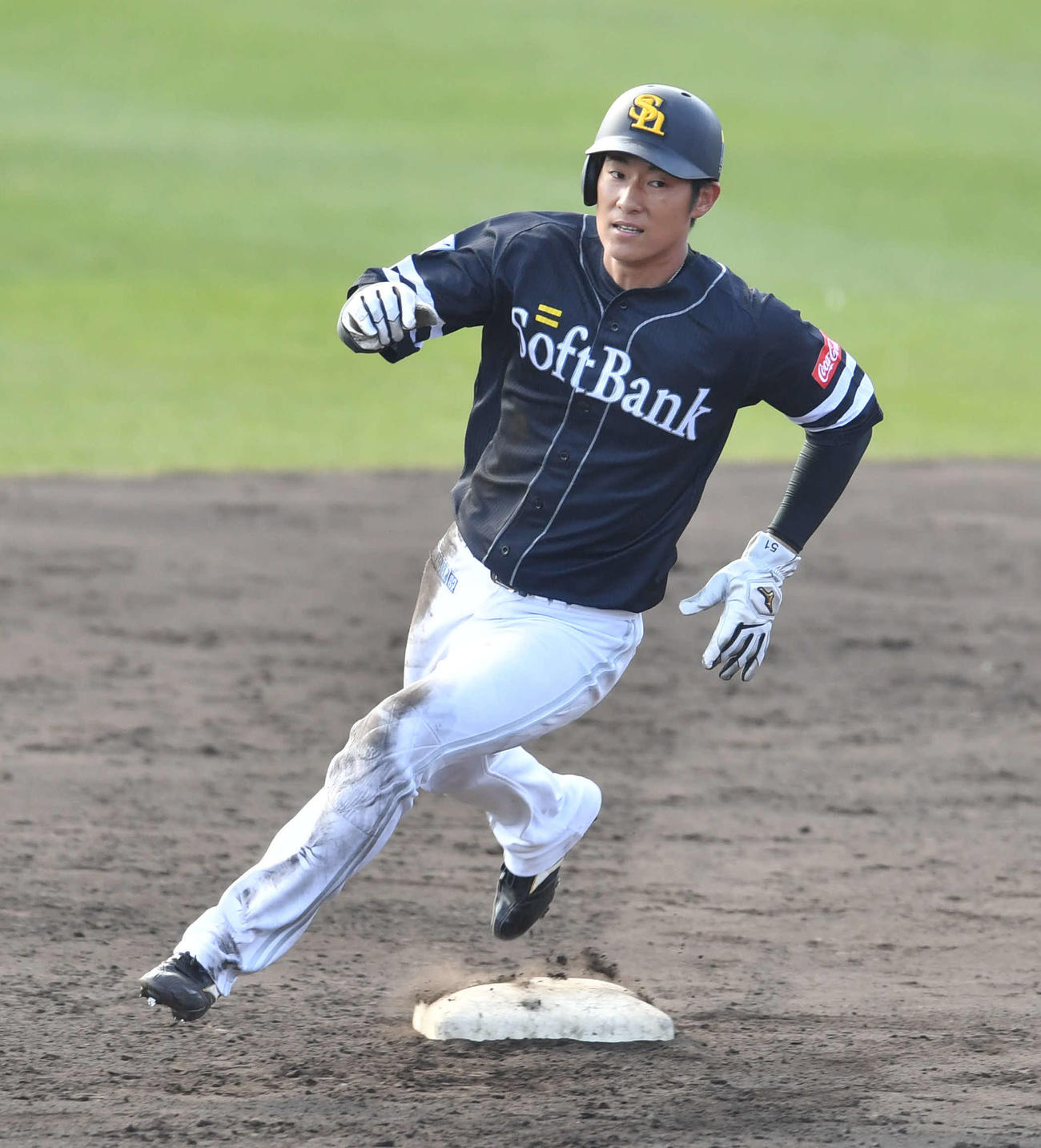 紅白戦　5回表紅組無死一塁、尾形のけん制悪送球でボールが転々とする間に三塁へ進塁した上林（撮影・岩下翔太）