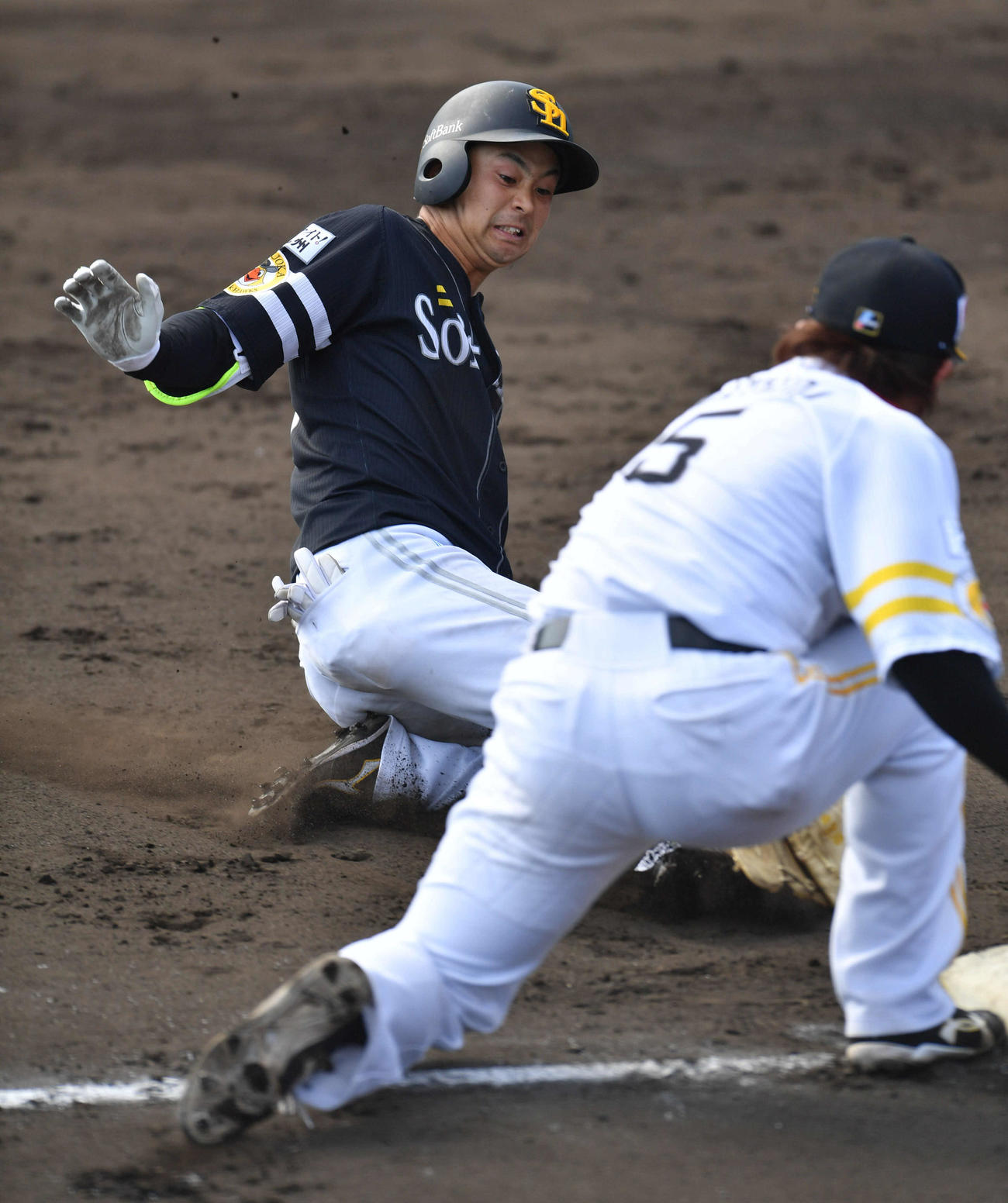 紅白戦　3回表紅組2死、右翼線へ打球を放ち、三塁狙うもタッチアウトとなった川瀬、右は松田（撮影・岩下翔太）
