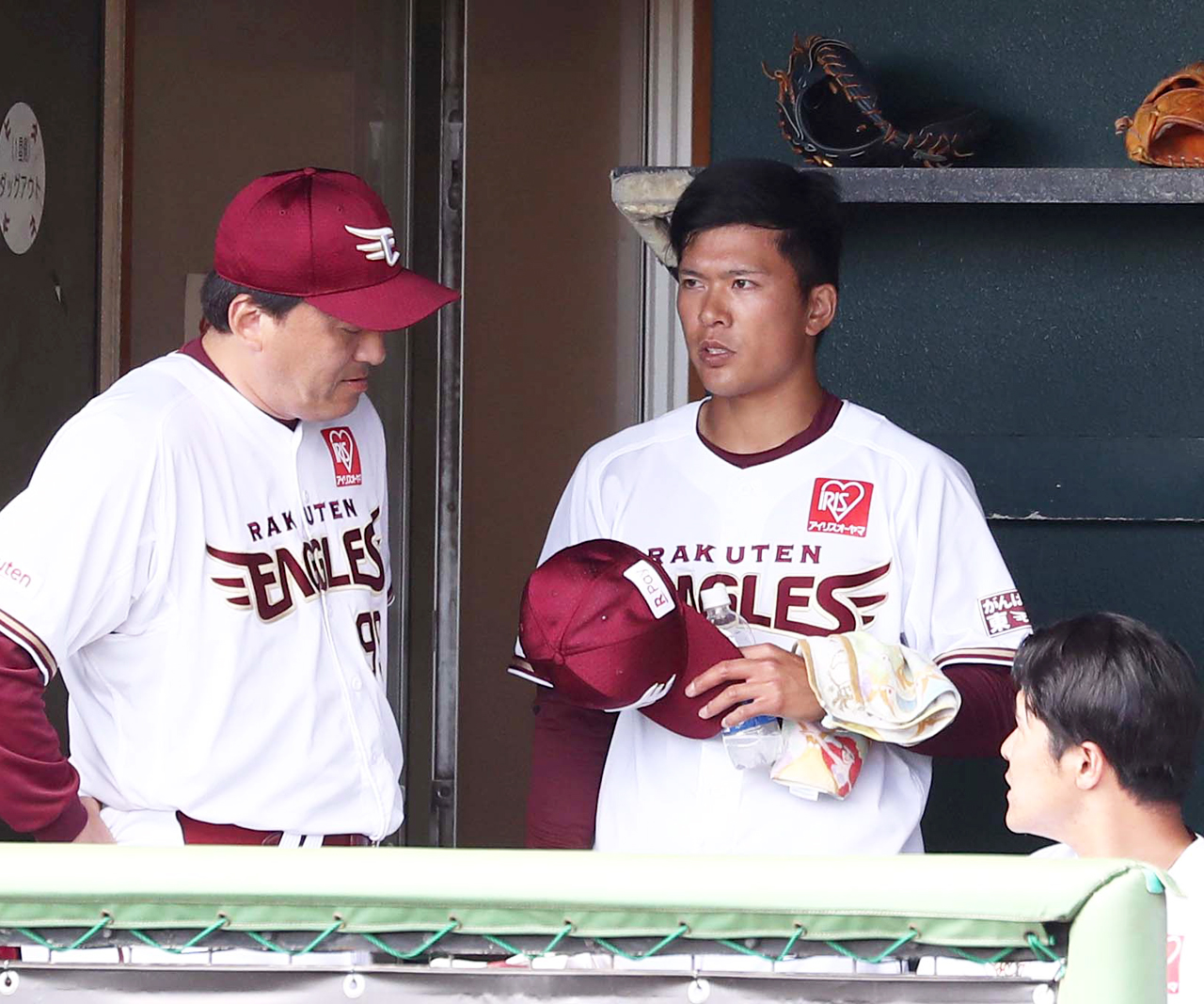 3回から2イニングを投げ終え石井監督（左）と話す早川（撮影・黒川智章）
