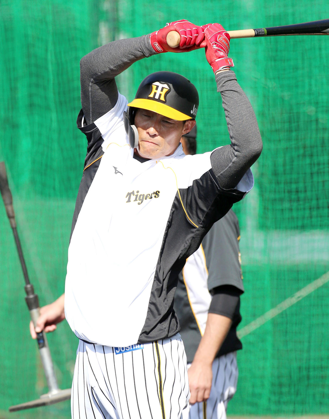 シート打撃の準備をする糸井嘉男（撮影・上山淳一）