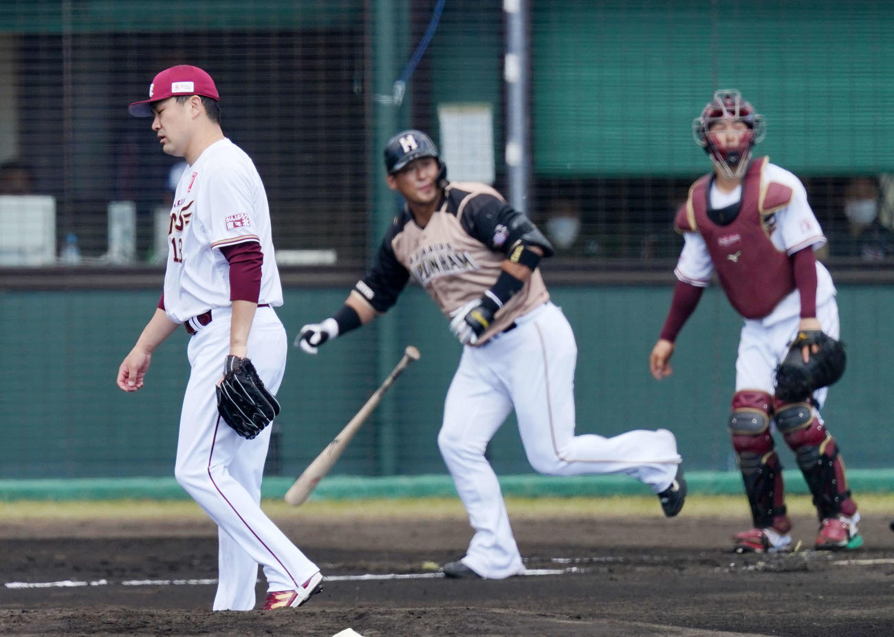 楽天対日本ハム　1回表日本ハム1死一、二塁、中田（中央）に先制3点本塁打を浴びる田中将（撮影・江口和貴）