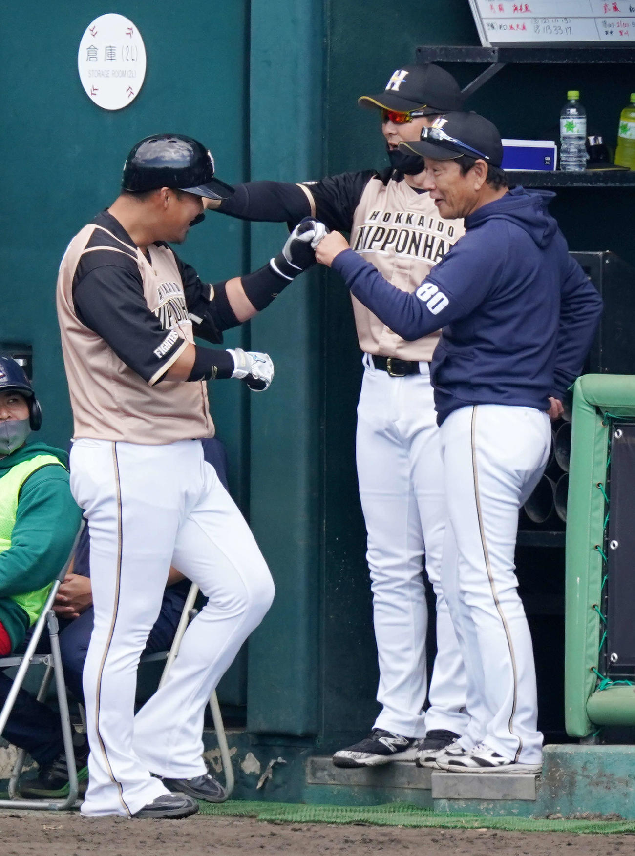 楽天対日本ハム　1回表日本ハム1死一、二塁、先制3点本塁打を放った中田（左）とタッチをかわす栗山監督（右）（撮影・江口和貴）