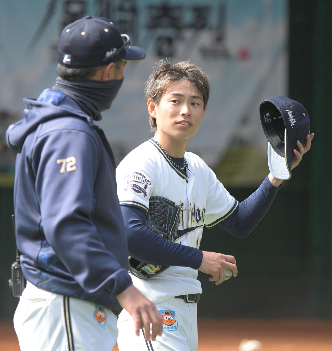 ブルペンで178球を投げ込んだ山岡。左は平井コーチ（撮影・渦原淳）