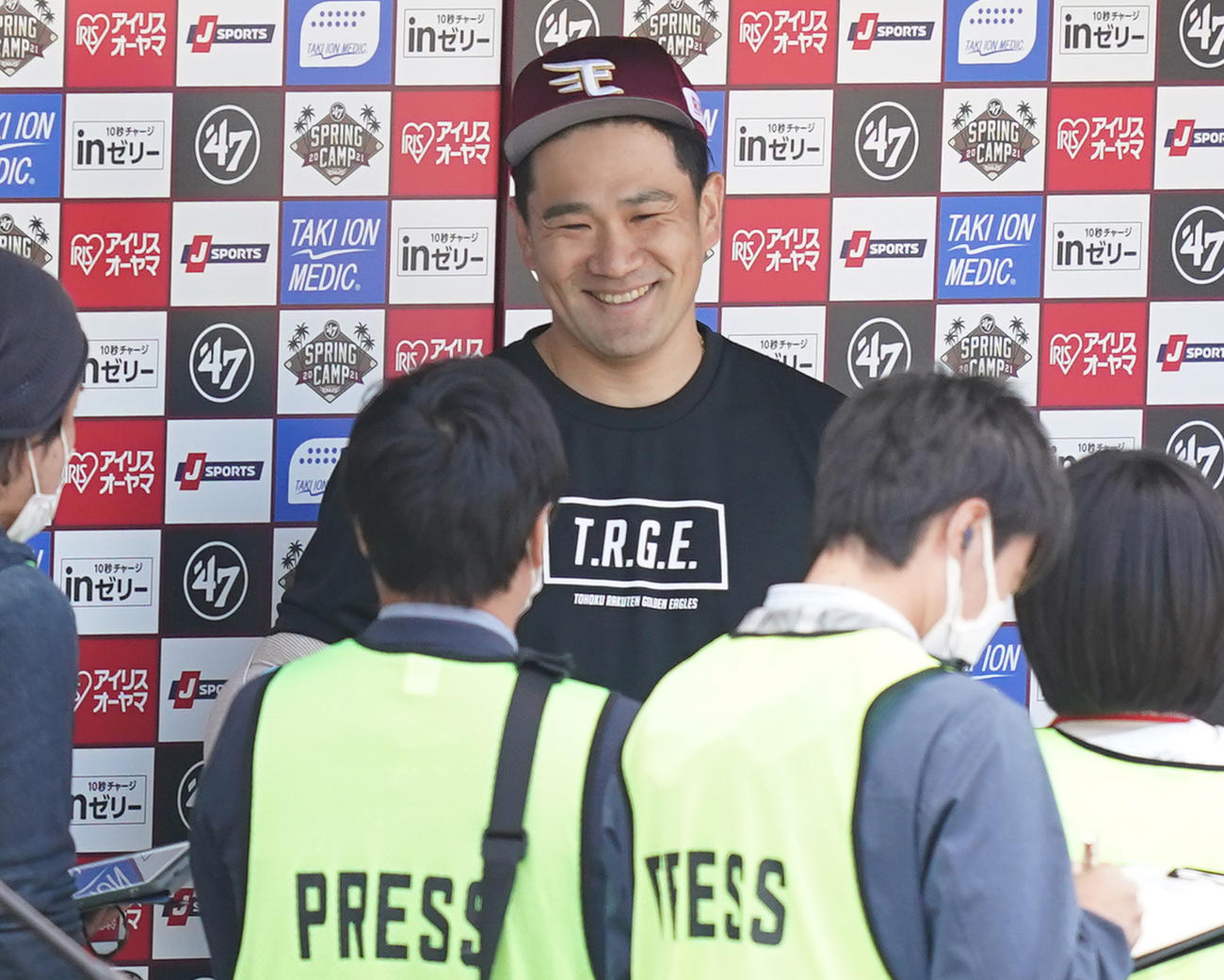 日本ハムとの練習試合で国内復帰した楽天田中将は、登板を終え笑顔で記者の質問に答える（撮影・菅敏）