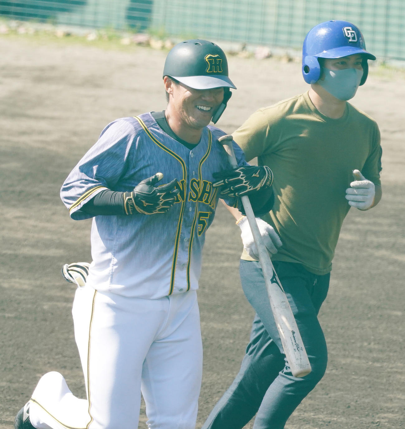 練習試合　中日対阪神　6回表阪神1死、左越え本塁打を放ち生還する陽川尚将（撮影・清水貴仁）
