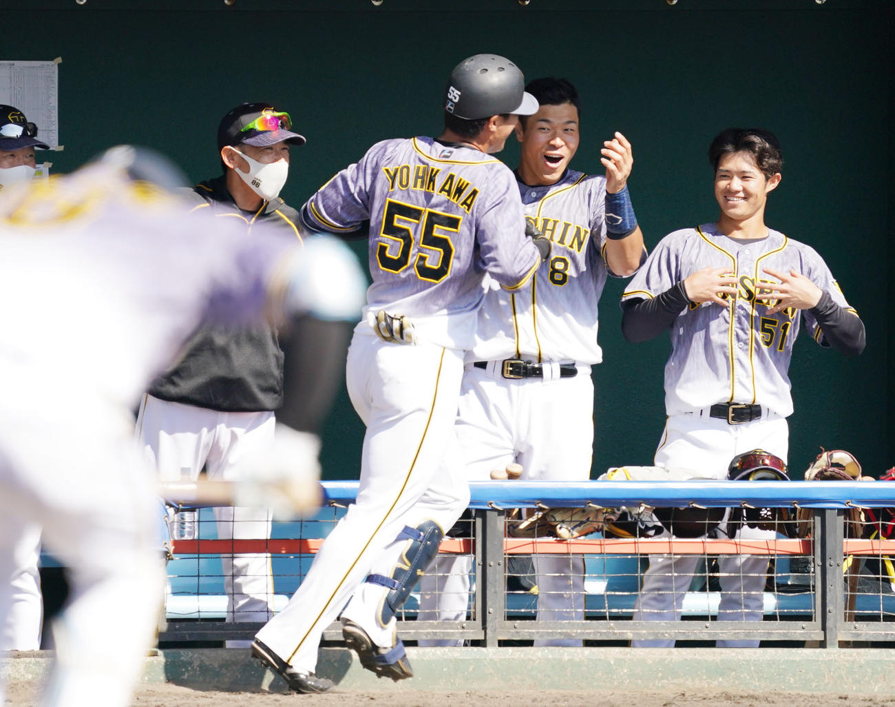 練習試合　中日対阪神6回表阪神無死、左越え本塁打を放った陽川尚将を迎える矢野燿大監督、佐藤輝明ら（撮影・森本幸一）