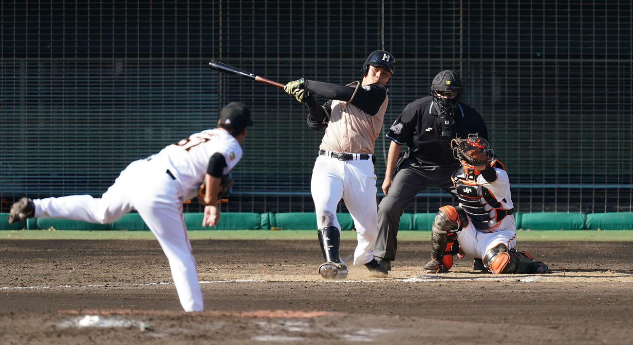 巨人対日本ハム　9回表日本ハム2死二塁、右前適時打を放つ清宮。投手高木（撮影・鈴木みどり）