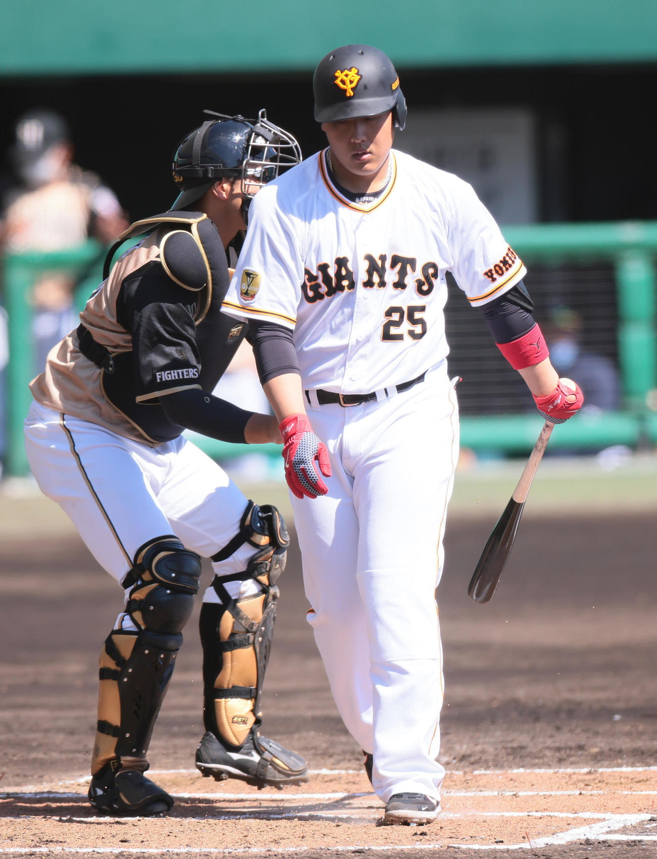 巨人対日本ハム　1回裏巨人2死二塁、空振り三振に倒れた岡本和（撮影・足立雅史）